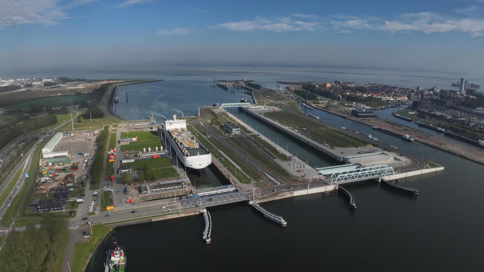 Luchtfoto Noordzeesluizen september 2024